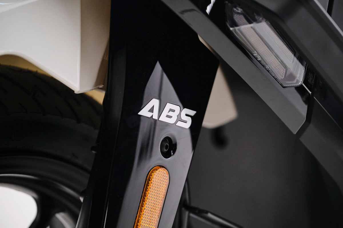 ABS-Kennzeichnung an einem Motorroller mit Antiblockiersystem