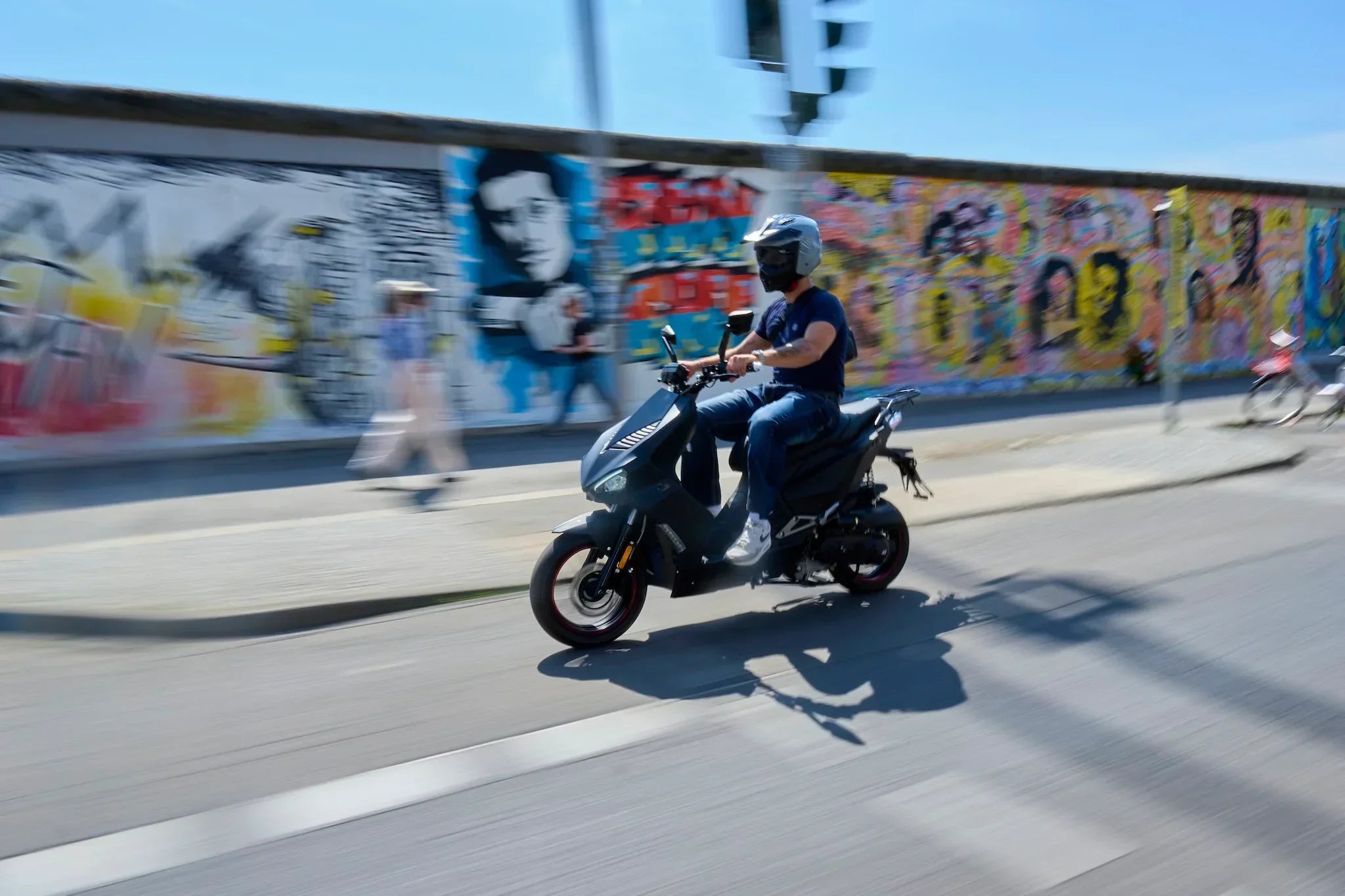 Fahrer mit dem BAD S 50ccm im Berliner Stadtverkehr